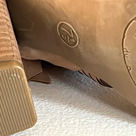 Size 7.5 women’s booties good condition! - Picture 2 of 2